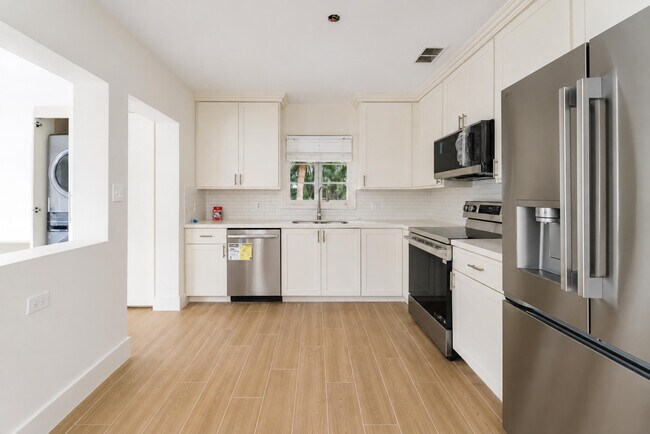Building Photo - 400 E Royal Palm Rd