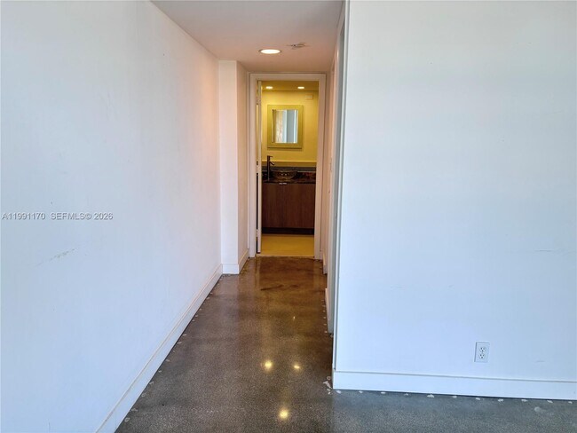 Building Photo - 400 South Pointe Dr