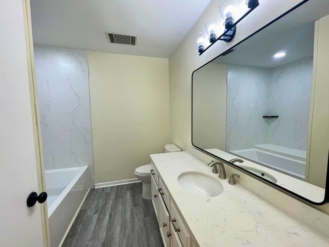 Building Photo - 5868 Royal Rdg Dr