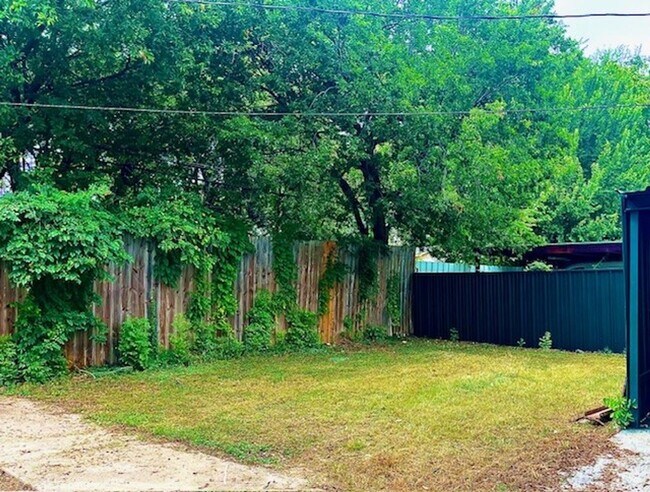 Building Photo - Walking Distance to the Stockyards!
