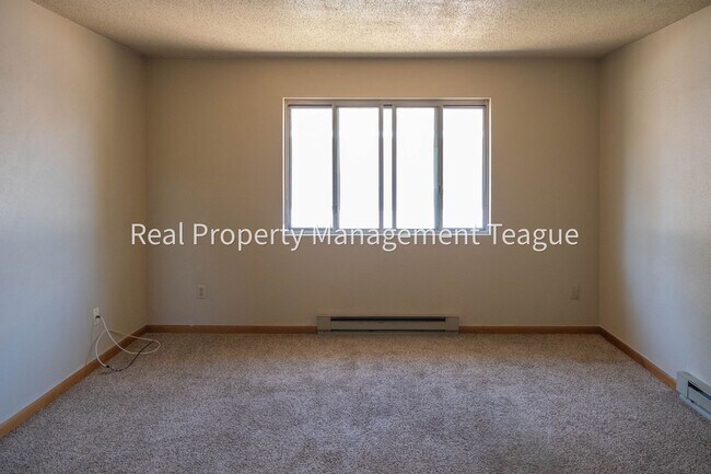 Building Photo - Pine Lane 32 B