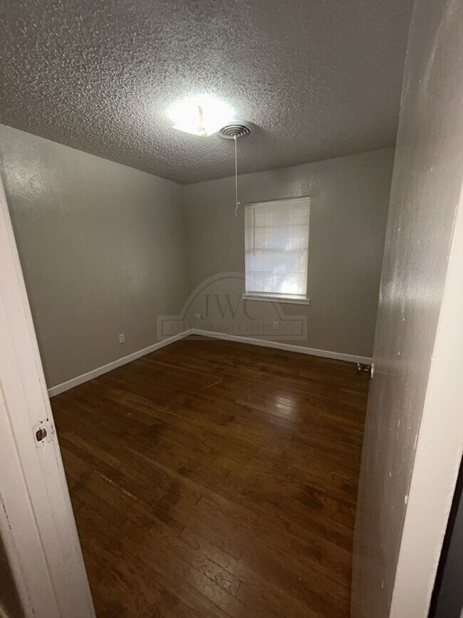 Building Photo - 1100 Pine Dr