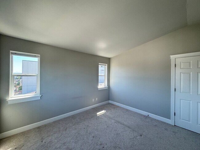 Building Photo - 150 W Florentia St