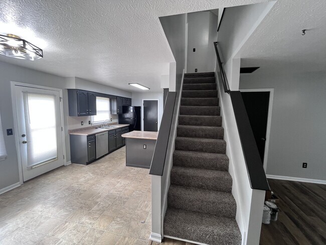 Building Photo - 213 Elas Ct