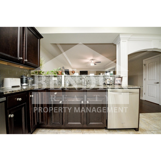 Building Photo - 246 NE Bellingham Dr
