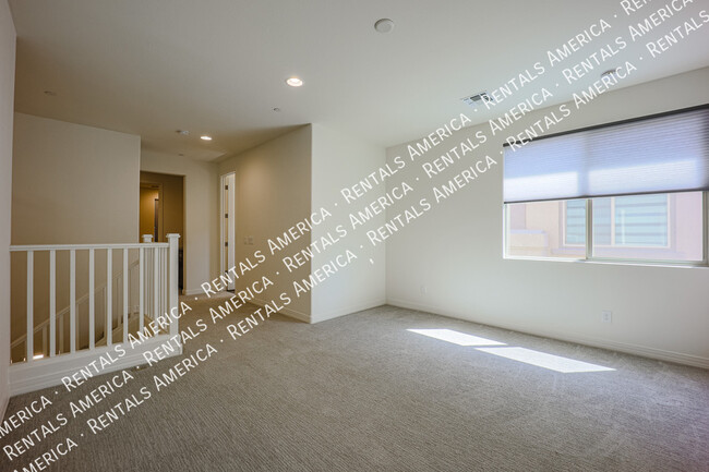 Building Photo - Luxury Townhome!