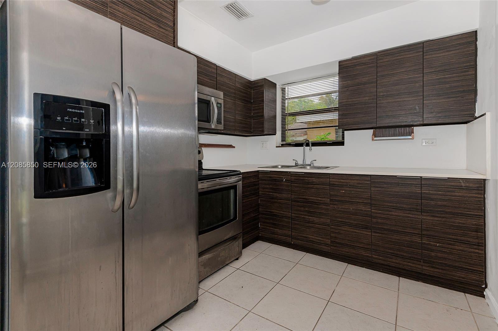 Building Photo - 2631 Alcazar Dr