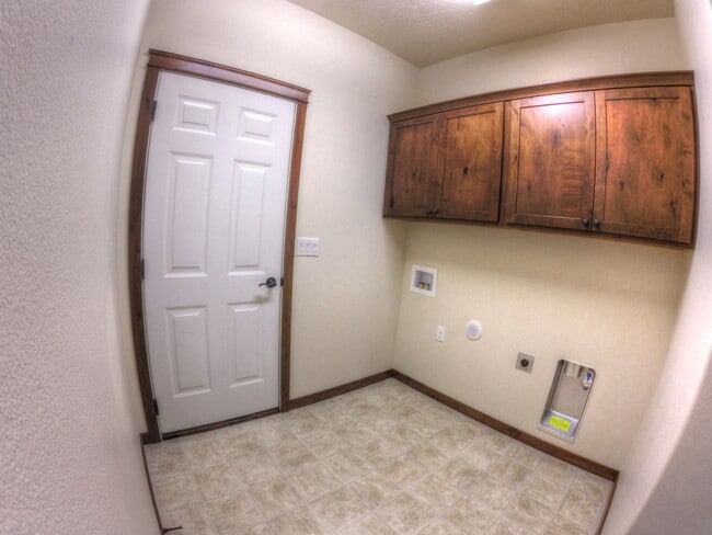 Building Photo - 2 Story in The Landings!