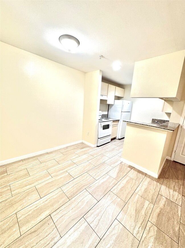 Building Photo - 717 Richcrest Dr