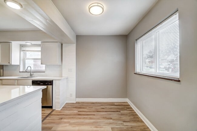 Building Photo - 2 Bedroom, 1 Bathroom with Large Backyard!