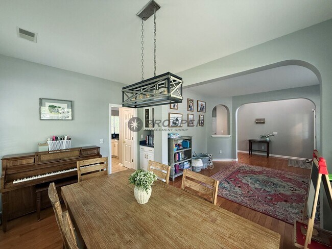 Building Photo - 833 Paran Oaks Dr