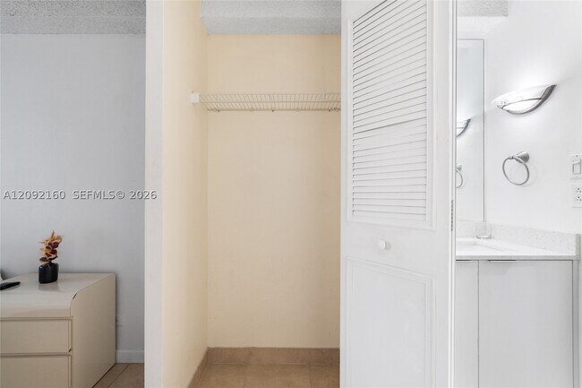 Building Photo - 3670 Inverrary Dr