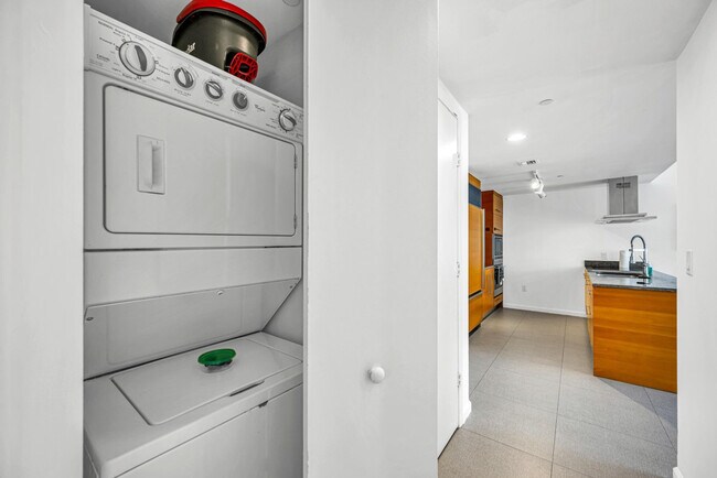 Building Photo - 485 Brickell Ave