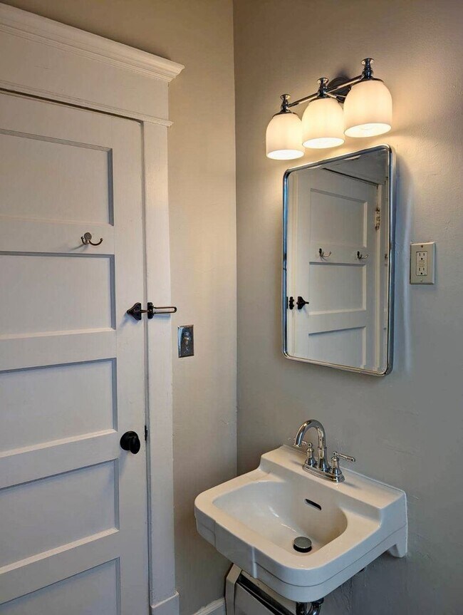 Building Photo - Stunning 3 bedroom main floor unit in prime Saint Paul location.