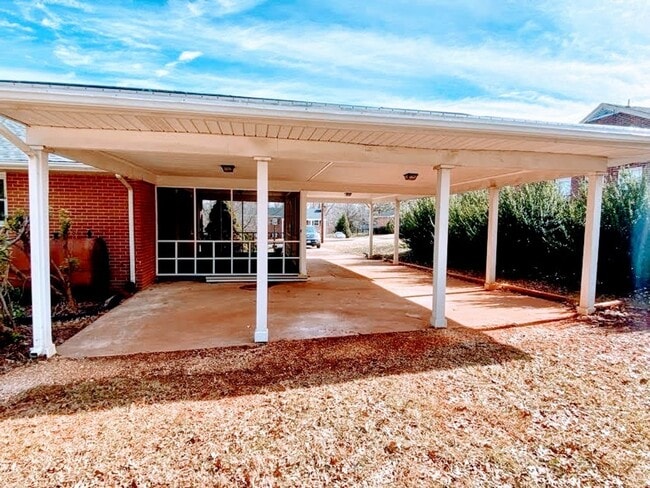 Building Photo - Great 4 Bedroom House