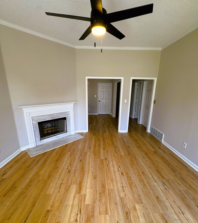 Building Photo - 2250 Lake Hill Ct