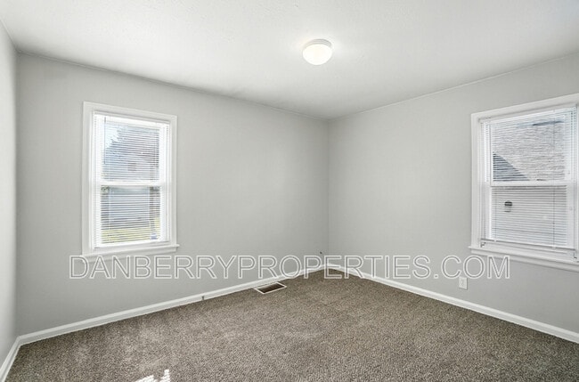 Building Photo - 1126 Searles Rd