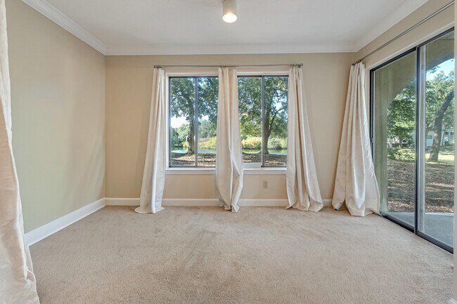 Building Photo - 303 Westlake Ct