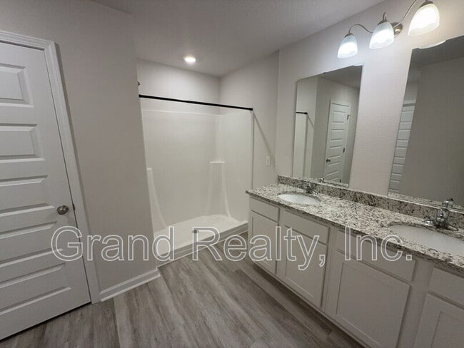 Building Photo - 9330 Tara Cir