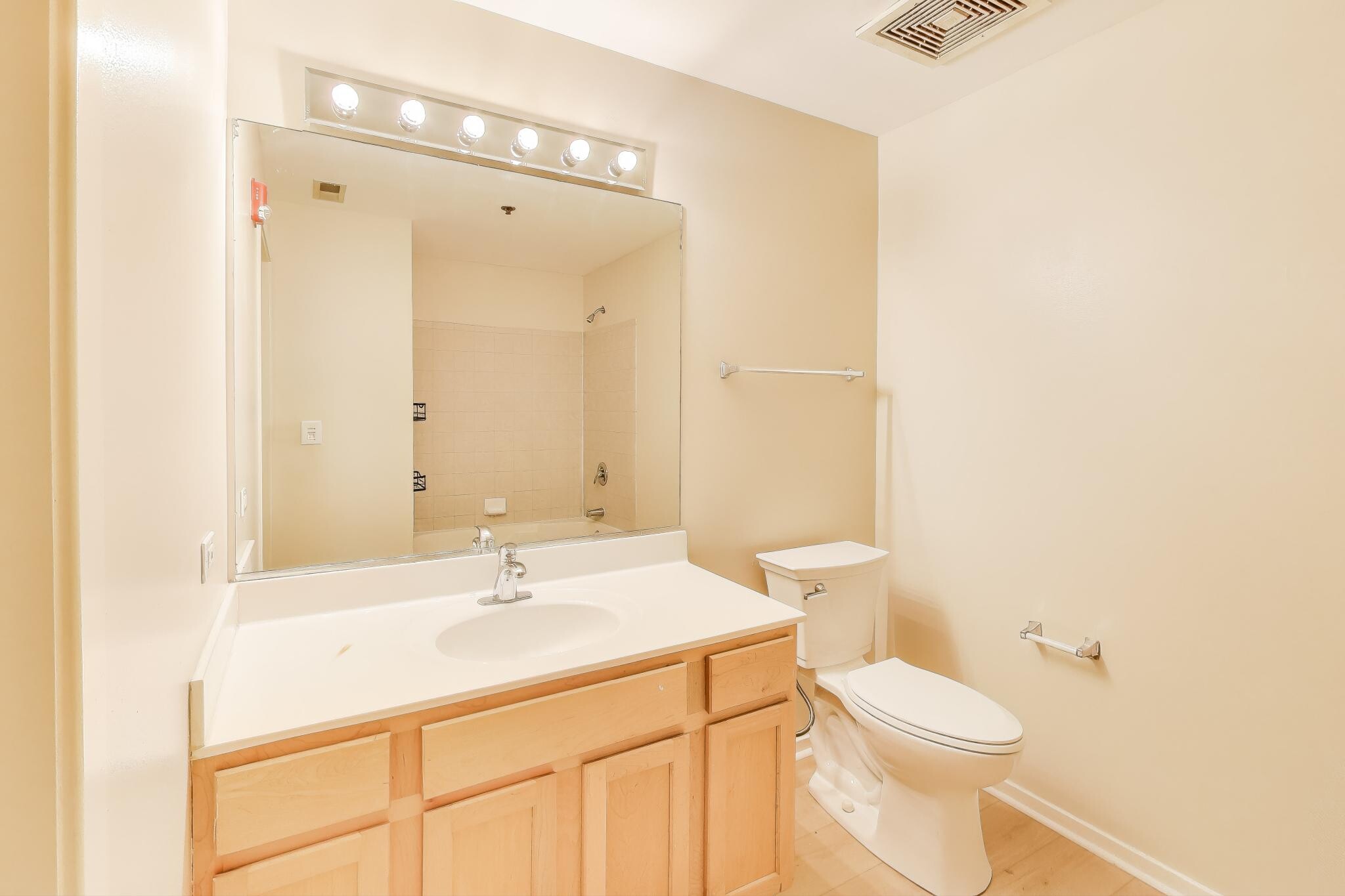 Building Photo - 933 W Van Buren St