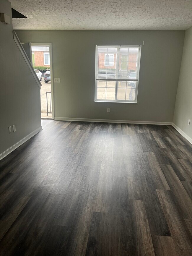 Building Photo - 2-Bedroom Townhome