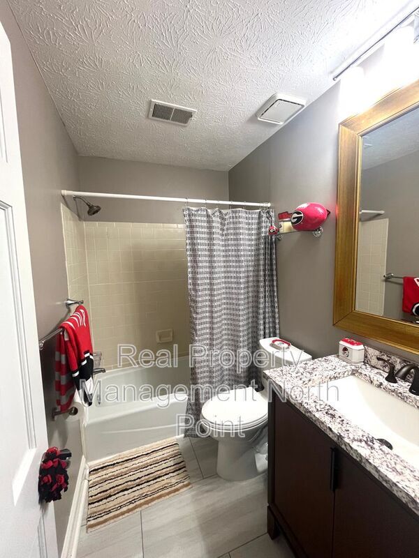 Building Photo - 5127 Village Green Way