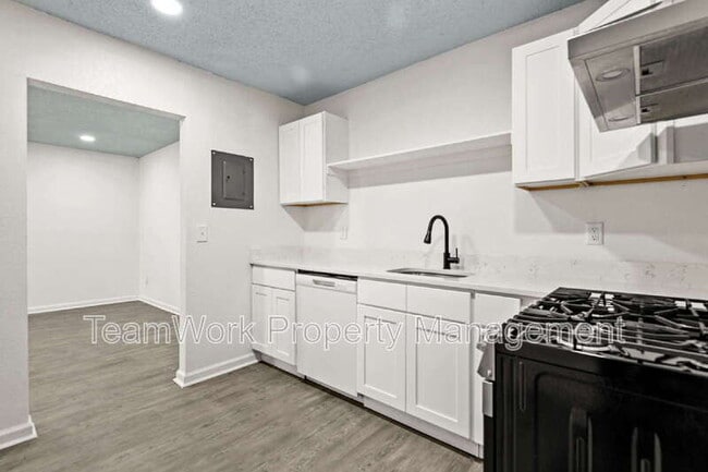 Building Photo - 3027 Azalea Dr