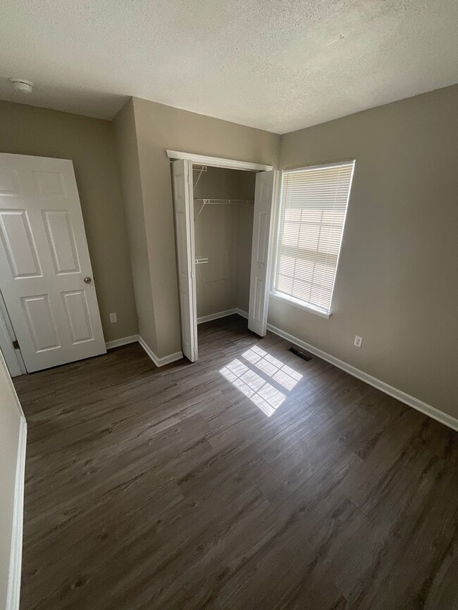 Building Photo - 3 Bed 1.5 Bath