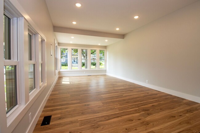 Building Photo - Three Bedroom Condo