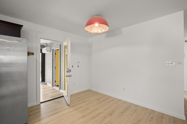 Building Photo - 3203 S Oak Dr