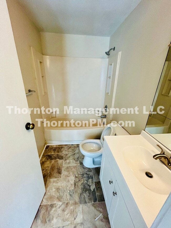 Building Photo - Charming 2 Bedroom Townhouse