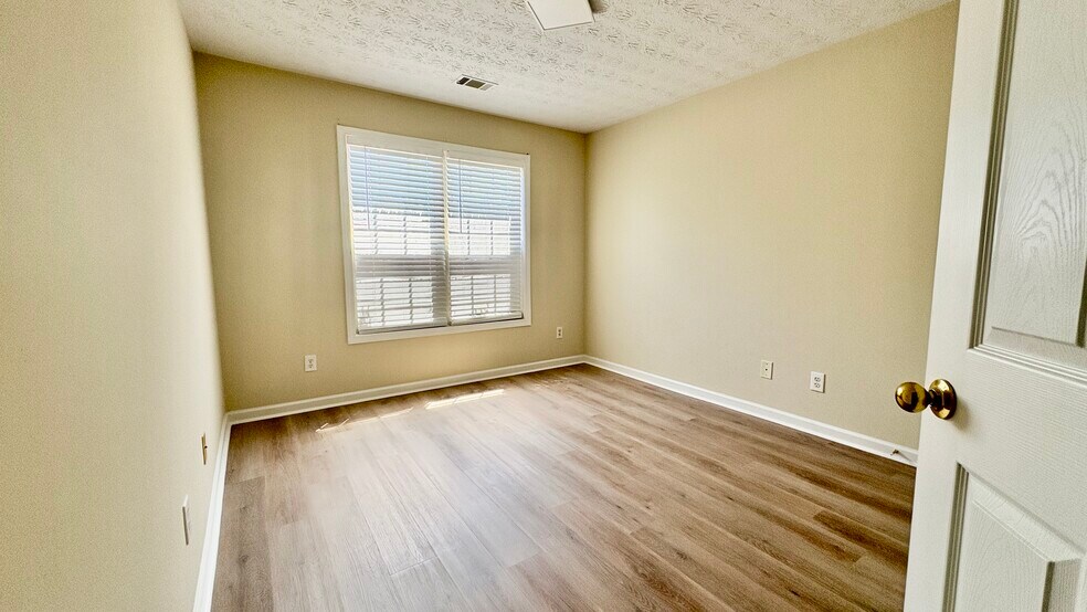 Building Photo - 2336 Pettit Dr