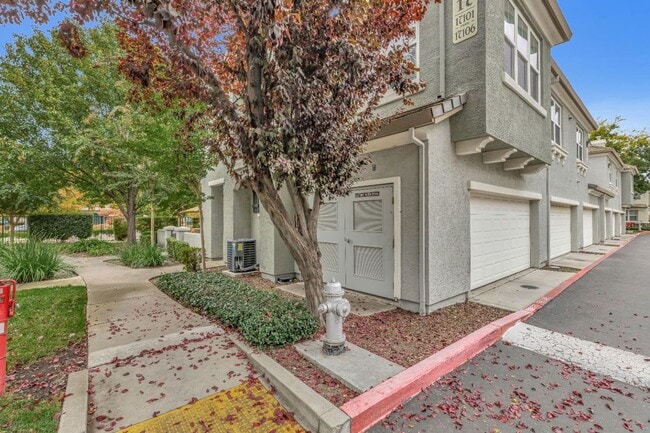 Building Photo - 2 bed 2 bath Condo!!