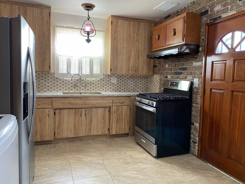 Building Photo - 7810 Wilkinson Ave