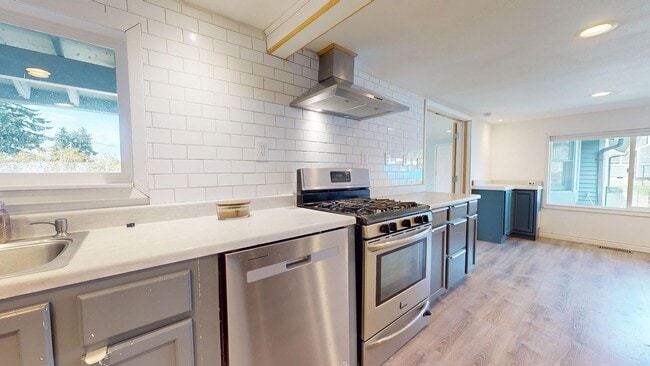 Building Photo - Tracyton 3 Bedroom w/ Tons of Parking & Huge Lot! Avail. 4/15