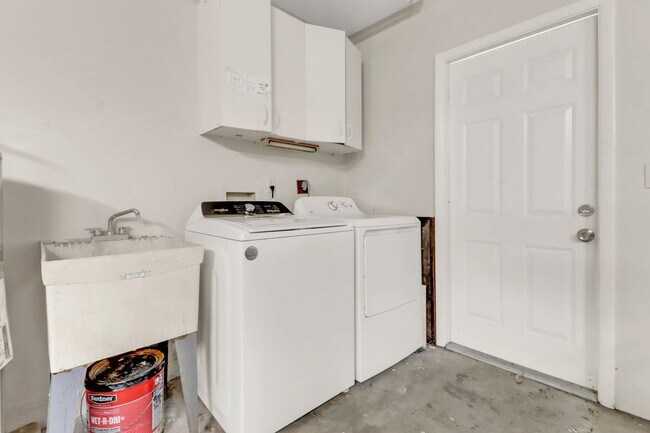 Building Photo - 4800 SW 12th Pl