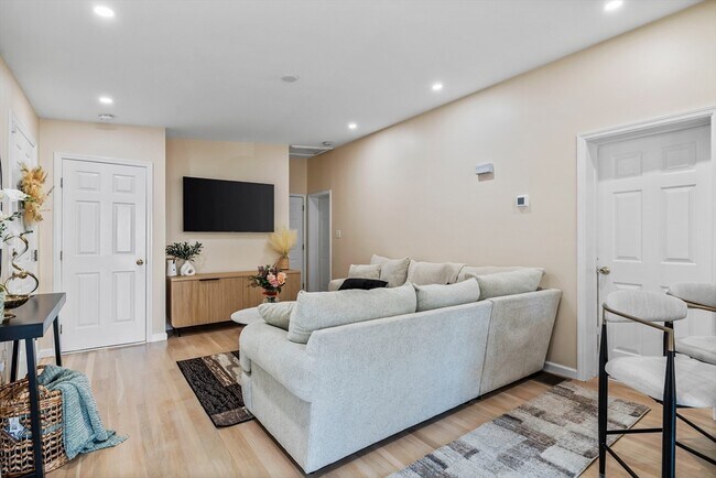 Building Photo - 124 Washington St