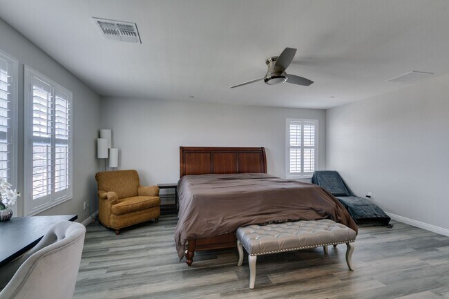 Building Photo - Furnished 5-Bedroom Home with Two Primary Suites