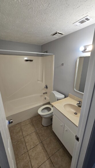 Building Photo - 825 Bradley Cir