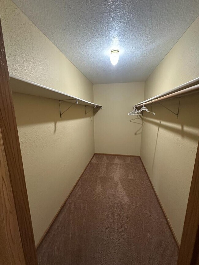 Building Photo - 103 S Woods Ct