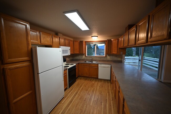 Building Photo - 4 bed 2 bath in Sequim, nice mountain view!