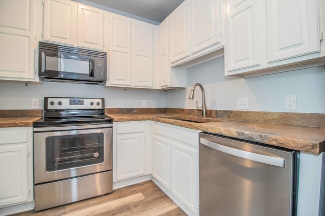 Building Photo - COMING SOON! Recently Renovated 1-Bedroom ...