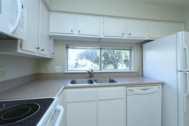 Building Photo - 10855 Meadowglen Ln