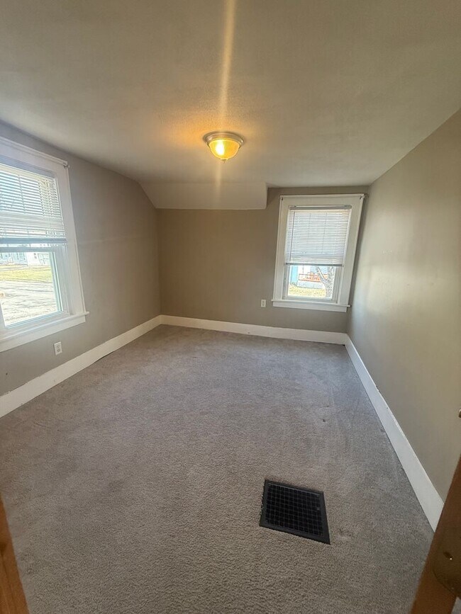 Building Photo - Great Mattydale 3 Bed 1 Bath Colonial