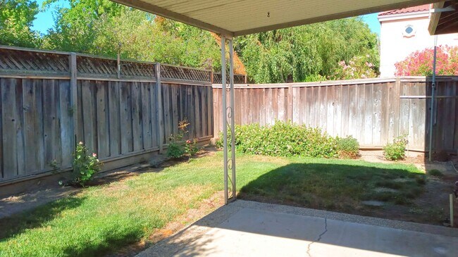 Building Photo - Charming 2bd Duplex With Private Yard & Garage