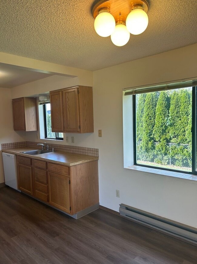 Building Photo - 2 BD Duplex with Garage!