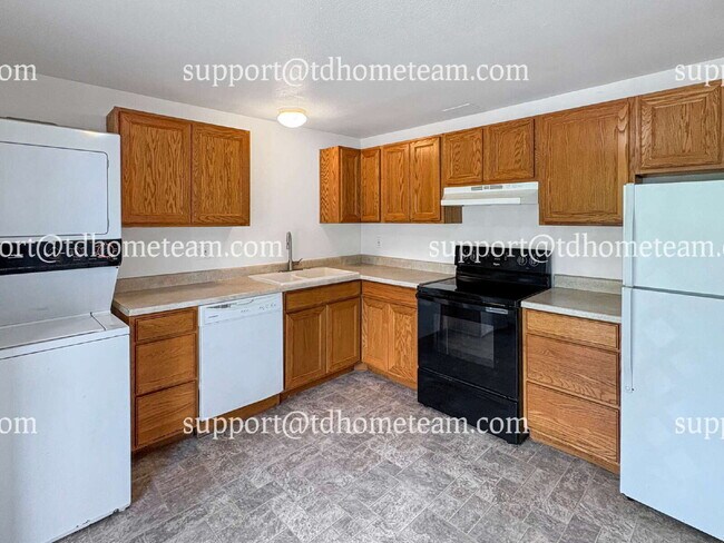 Building Photo - "Charming Tacoma Duplex: Cozy 2-Bed, 1-Bat...