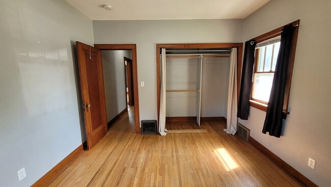 Building Photo - 908
