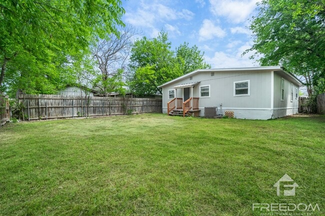 Building Photo - 1824 Katy St