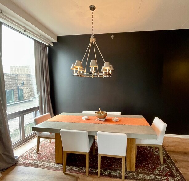 Dining Room - 1000 W Leland Ave